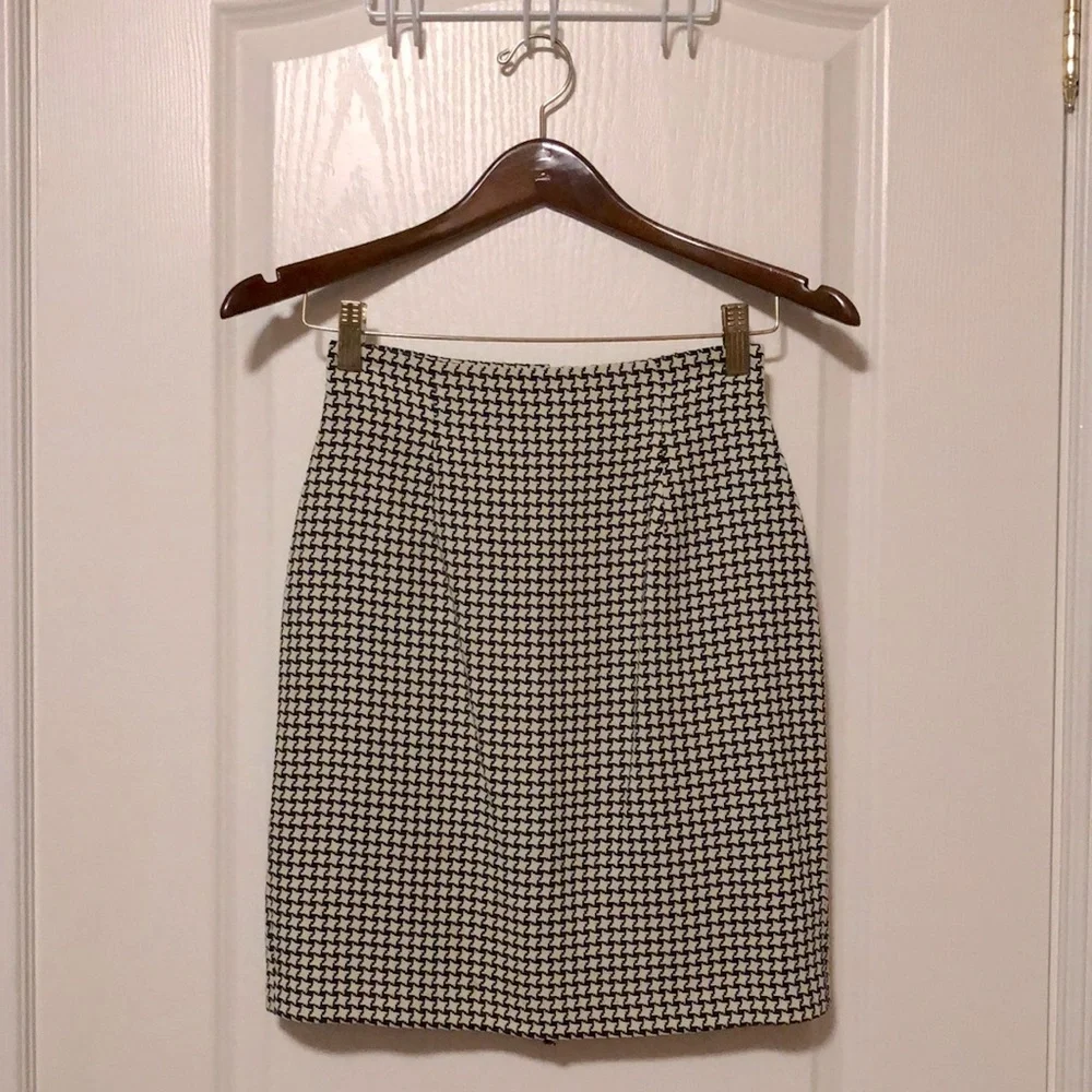 Francine Browner Petites Black and White Houndstooth Knee-length Skirt - Picture 1 of 3